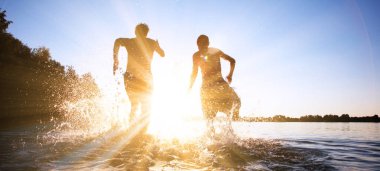 Bir yaz günü kumsalda oyun oynayan bir grup genç..