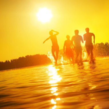 Bir yaz günü kumsalda oyun oynayan bir grup genç..