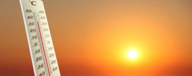 Merkür termometresi. Yaz sıcağı veya küresel ısınma iklim değişikliği kavramı.