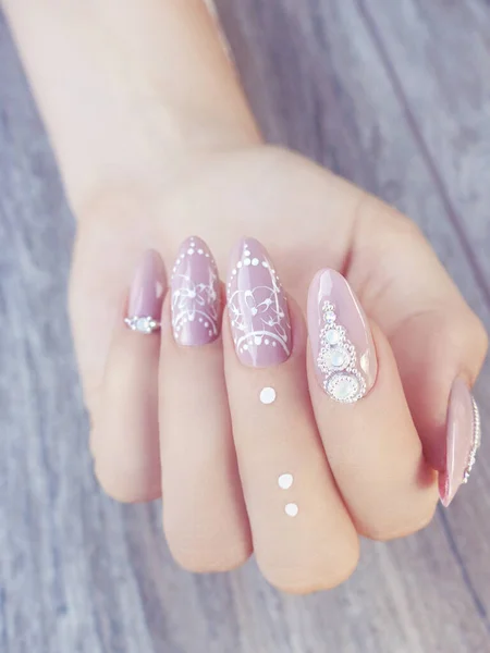 Tendencias Esmalte Uñas Mujer Con Manicura Elegante — Foto de Stock