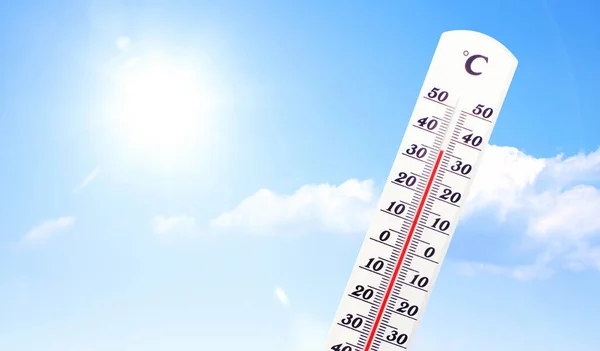 汞温度计 夏季热或全球变暖的气候变化概念 — 图库照片