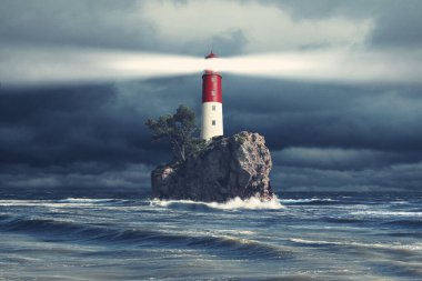 Deniz feneri ve gökyüzü ile güzel bir deniz manzarası