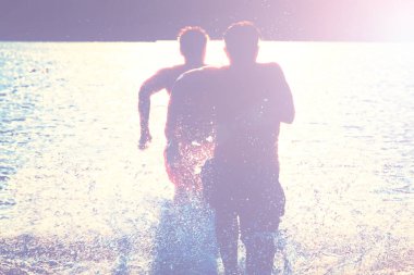 Bir yaz günü kumsalda oyun oynayan bir grup genç..