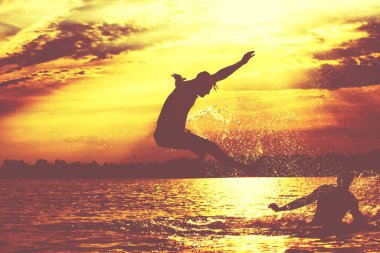 Bir yaz günü kumsalda oyun oynayan bir grup genç..