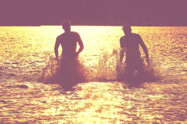 Bir yaz günü kumsalda oyun oynayan bir grup genç..