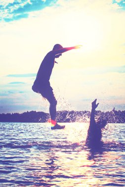 Bir yaz günü kumsalda oyun oynayan bir grup genç..