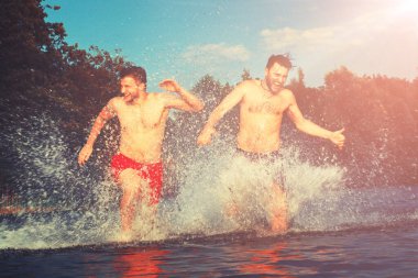 Bir yaz günü kumsalda oyun oynayan bir grup genç..