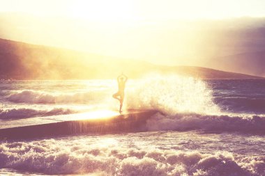 Özgürlük duygusu konsepti. Adam büyük dalgalarla denize bakan iskelede duruyor..