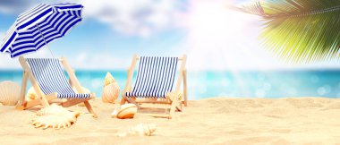 Denize yakın kumsalda ahşap şezlonglar. Tatil arkaplanı.