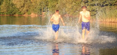 Bir yaz günü kumsalda oyun oynayan bir grup genç..