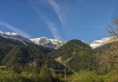 Aragonlu Pireneler 'in karlı dağları, Bielsa, İspanya
