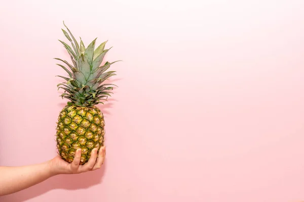 Close Foto Jovem Segurando Fresco Fruto Abacaxi Maduro Sua Mão — Fotografia de Stock