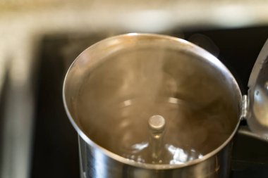 İtalyan espresso için moka kahvesi. Kahvaltı içeceğini hazırlıyorum. Kafein aroması. Geleneksel Moka 'yı evde kapat. Ön ve üst görünüm