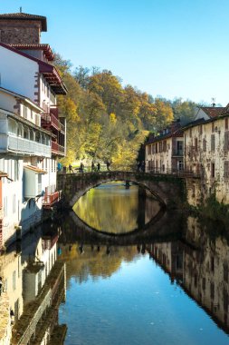 Saint Jean Pied de Port, Fransa 'nın Aşağı Navarra eyaletinin Bask-Fransız tarihsel bölgesinde, Yeni Aquitaine bölgesinde yer alan bir Fransız kasabasıdır.