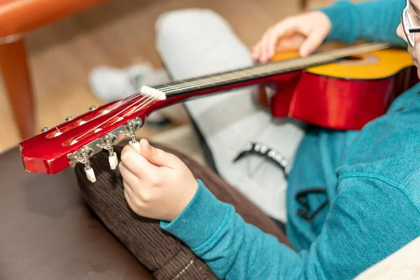 Hand Detail Young Man Tuning Spanish Guitar Rehearsing — Stock Photo, Image