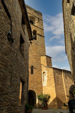 İspanya 'nın Aragn ilindeki Huesca' da bulunan Santa Mara de Ainsa Kilisesi ile şehir manzarası.