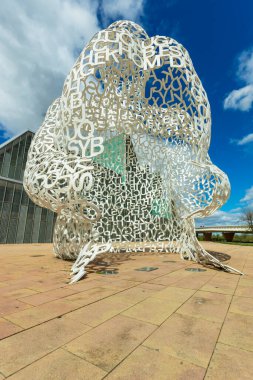 ZARAGOZA, SPAIN-APRIL 2018: Sanatçı Jaume Plensa 'nın 2008 Dünya Fuarı' nda yaptığı 