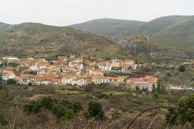 Talamantes köyünün panoramik manzarası. Dağın tepesindeki şato, Talamantes, Zaragoza, İspanya.