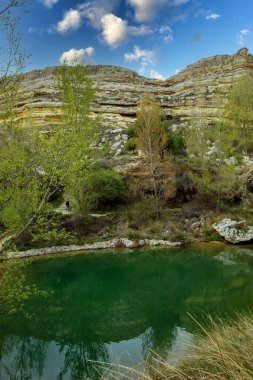 Anento, Aragon, İspanya 'daki Aguallueve kırsal parkında yol kenarında ve dağlar arasında küçük bir göl..      