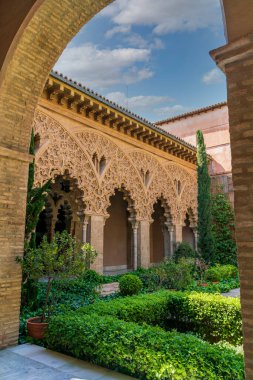 Zaragoza, Aragon, İspanya - Nisan 2021: Santa Isabel 'in El Cezire Sarayı' ndaki avlusunun kısmi manzarası, Aragon Hükümeti 'nin merkezi