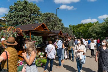 Zaragoza 'daki Jose Antonio Labordeta Parkı' nda çiçekçilik, renk, müzik ve çeşitli sanatlarla dolu profesyonel ve eğitim toplantısı: 6 Haziran 2021, ZARAGOZA, SPAIN