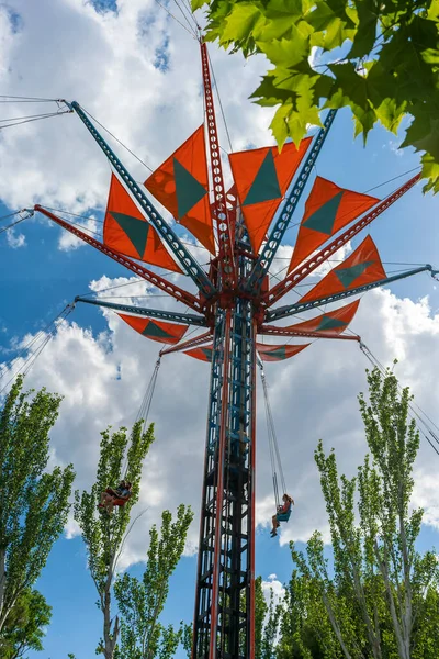 在萨拉戈萨游乐园里 一些家庭在一个叫垂直滑翔机 Vertical Twister 的令人兴奋而大胆的景点上玩得很开心 2021年6月27日 Spain Zaragoza — 图库照片