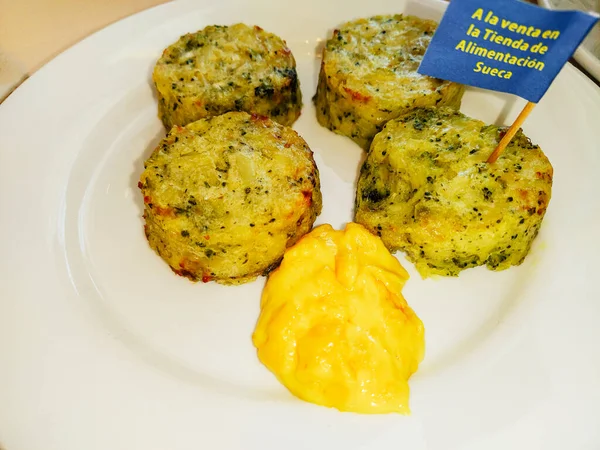 Tallrik Med Medaljonger Potatis Broccoli Purjolök Lök Och Ost Med — Stockfoto