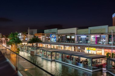 Zaragoza 'daki Puerto Venecia alışveriş merkezinin gece görüşü açık hava restoranı ve perakende alanı manzaralı. 28 Temmuz 2021, ZARAGOZA, İspanya 