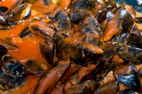 Primer Plano Los Mejillones Naturales Cocidos Con Tomates — Foto de Stock