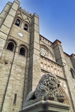 İspanya 'nın Avila şehrinde bir katolik tapınağı olan Kurtarıcı İsa Katedrali' nin manzarası.