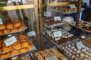 AVILA, İspanya, 24 Ağustos 2021. Avila şehrindeki bir pastanenin vitrininde tipik tatlılar.