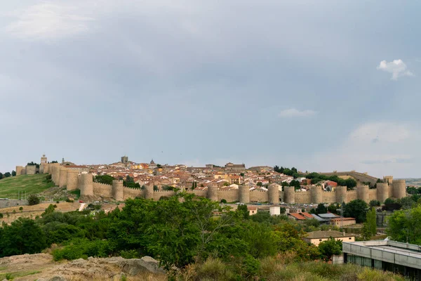 Вид Исторический Город Авила Испания Знаменитыми Средневековыми Стенами Окружающими Город — стоковое фото