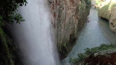 La Caprichosa Şelalesi, İspanya 'daki Nuevalos, Nuevalos adlı taştan manastırın doğal parkında..