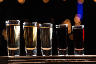 Sırada beş tekila var.