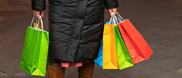 Chica Con Bolsas Colores Sus Manos Calle —  Fotos de Stock