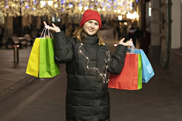 Elinde Renkli Çantaları Olan Bir Kız — Stok fotoğraf