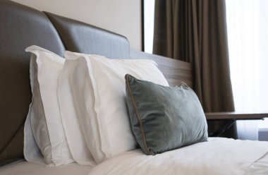 Bir otel odasında çift kişilik yatak.