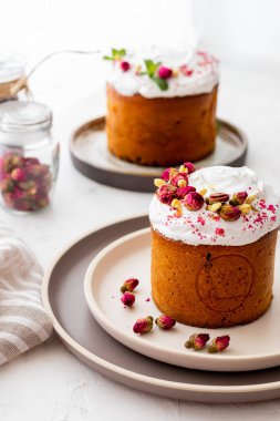 Paskalya pastası, üzümlü Paskalya pastası, Paskalya kadınlarının elleri, mantarlı çörekler.