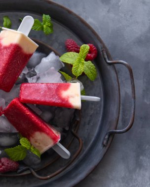 Ev yapımı organik yaz meyve dondurma taze meyve ile plaka üzerinde