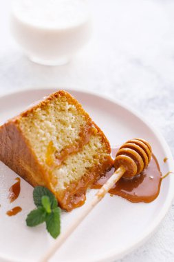 Karamelli ev yapımı kek. Arka planda tahta kaşık var. 