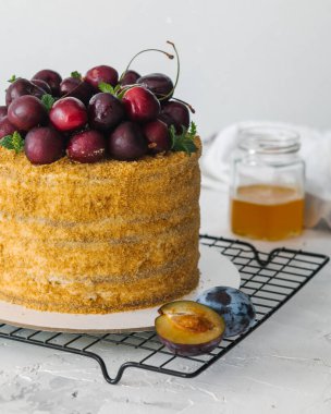 Böğürtlenli ev yapımı ballı kek. 