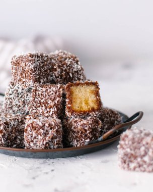 Çikolatalı ve hindistancevizli Avustralya lamington keki.