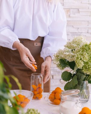 Kadınlar yemekleri kayısıdan yapar. 