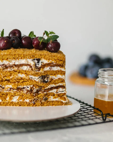 Hausgemachter Honigkuchen Mit Beeren — Stockfoto