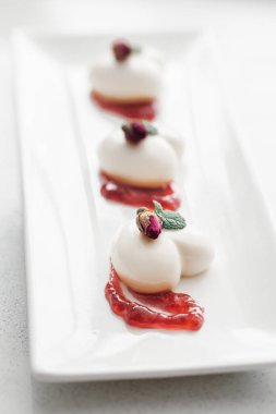 Taze ahududu ve yabanmersinli kremalı panacotta. Kalbin şekli.