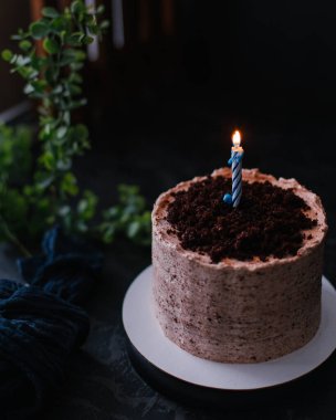 Dilimlenmiş pasta manzarası, bütün pasta.