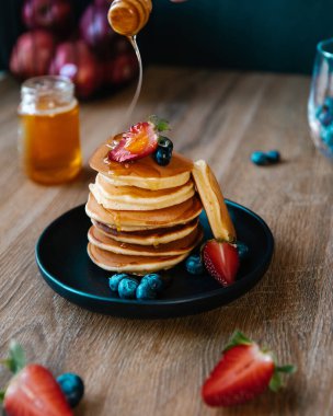 Ev yapımı kahvaltı ya da brunch: Amerikan usulü krep, böğürtlen ve şeker tozuyla servis edilir.