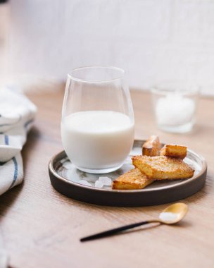 Kurabiye parçaları, bal zencefilli tavşan ve kare şeklinde cam sütle kaplı. 