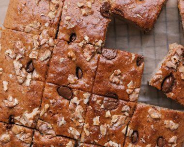 Ev yapımı çikolatalı vanilyalı mermer ekmek. Dilimlenmiş servis. karanlık Arkaplan