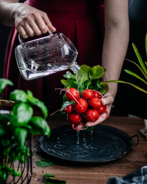 Sebzeler koyu arkaplan turpunda. Siyah arkaplanda taze turp. 